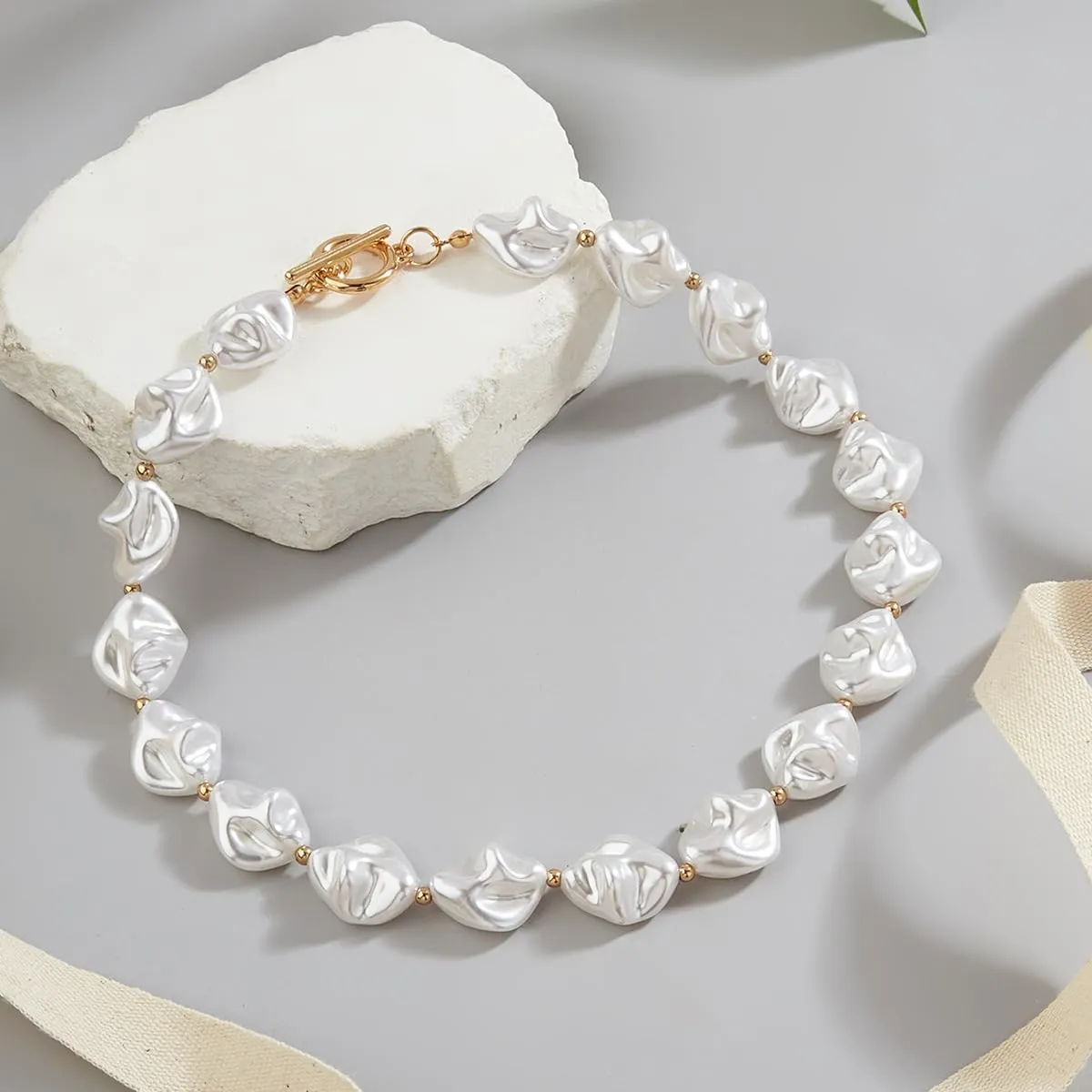 Baroque Pearl Choker Necklace for Women Chunky Pearl Necklaces Toggle Necklaces Trendy Jewelry Gift