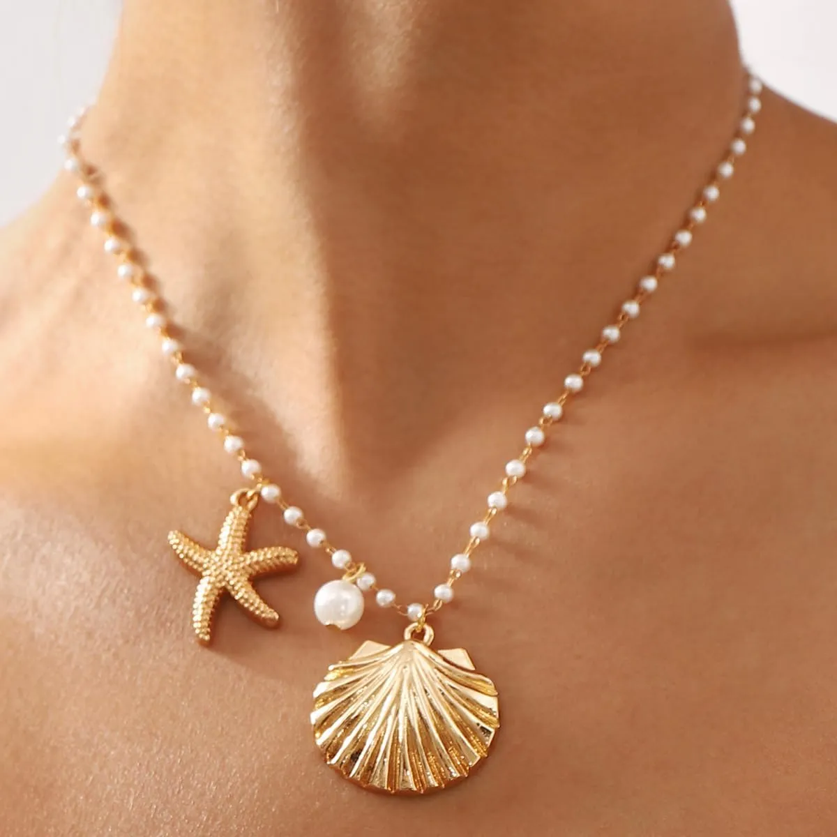 Beach Jewelry for Women Seashell Necklace Gold Starfish Necklace Beach Necklaces for Women Surfer Puka Shell Necklaces for Women Summer Beachy Seashell Jewelry