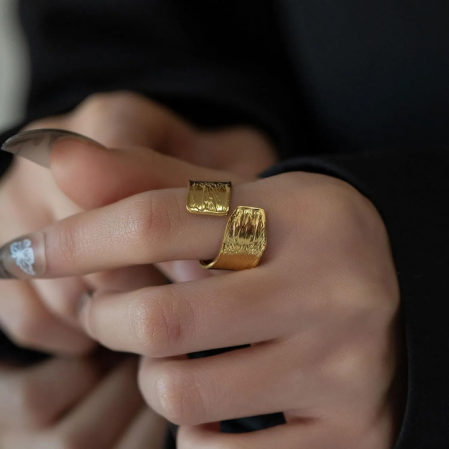 REELMAR Gold Adjustable Hammered Ring for Women 18K Gold Plated Chunky Textured Crossover Ring Vintage Open Wrap Around Ring Trendy Punk Statement Jewelry