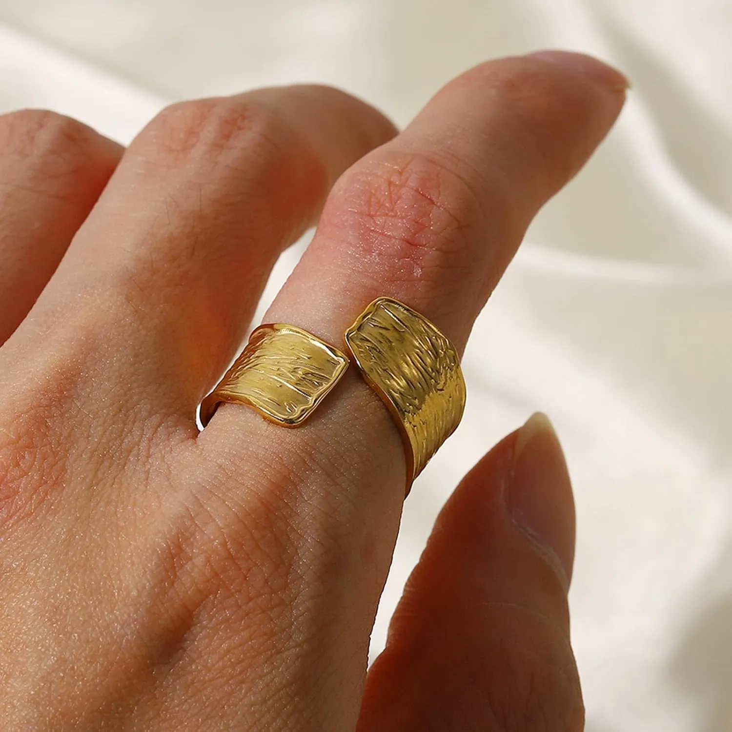 REELMAR Gold Adjustable Hammered Ring for Women 18K Gold Plated Chunky Textured Crossover Ring Vintage Open Wrap Around Ring Trendy Punk Statement Jewelry
