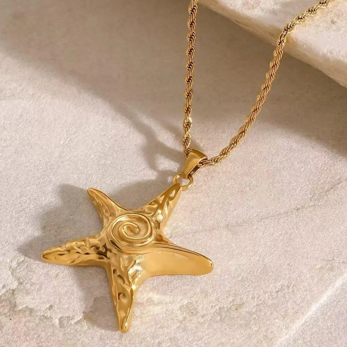 Starfish Necklace for Women 18k Gold/Silver Plated SeaShell Pendant Necklaces Stainless Steel Shell Charm Necklace Summer Ocean Necklaces Trendy Jewelry 