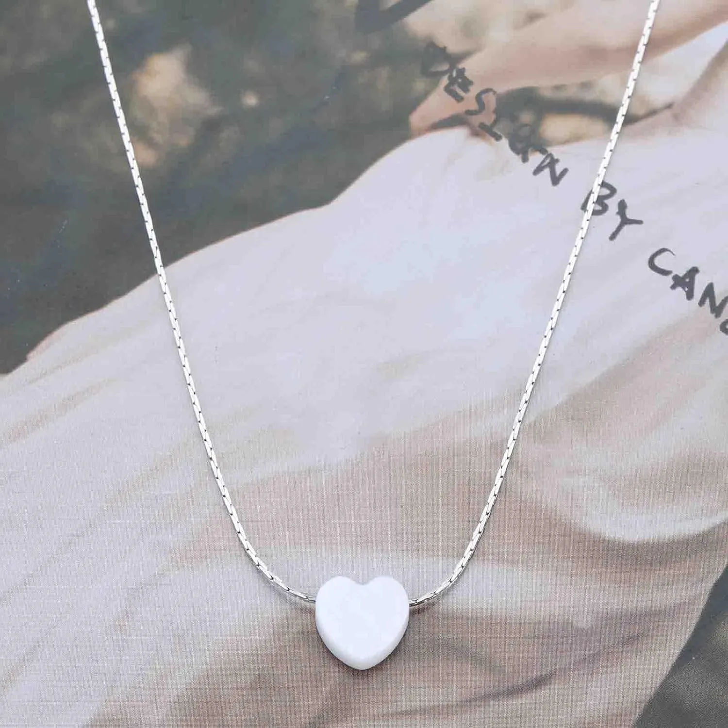 Vintage Tiny Acrylic heart Pendant Necklace Invisible Heart Choker Necklaces Silver Transparent Chain Necklaces Thin Fishing Line Necklace Chain Jewelry for Women